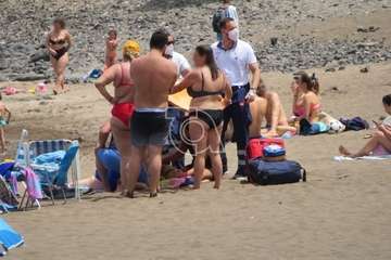 Una mujer se siente indispuesta en la playa de Salinetas y es evacuada en una ambulancia del SUC (Foto TA)